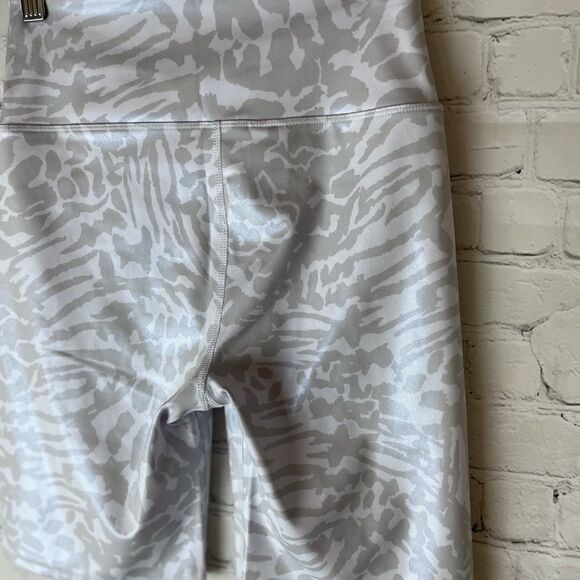 Good American Essentials Leopard Foil Bike Shorts 1 - Picture 9 of 10